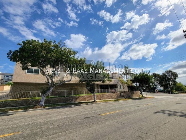 Building Photo - 2755 E Hill St