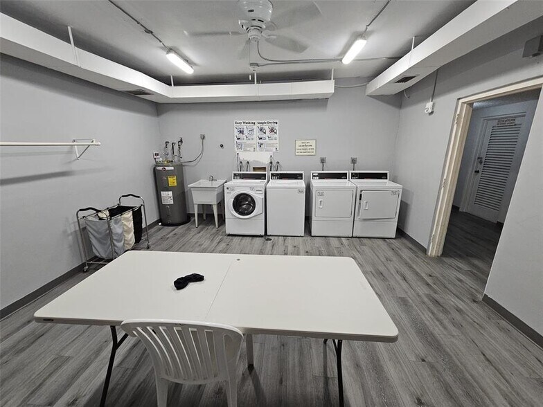 Building Photo - 4200 Hillcrest Dr