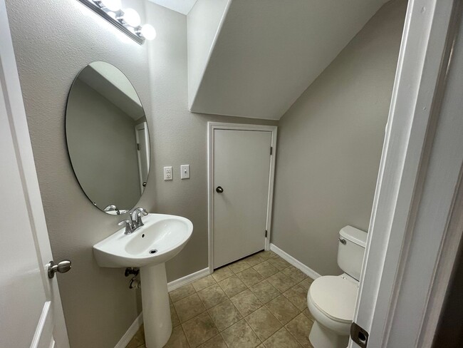 Building Photo - Beautiful End-Unit Townhome in Gated Eilan...