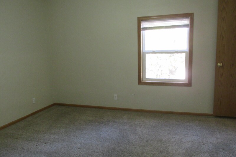 Building Photo - 404 Wood St N