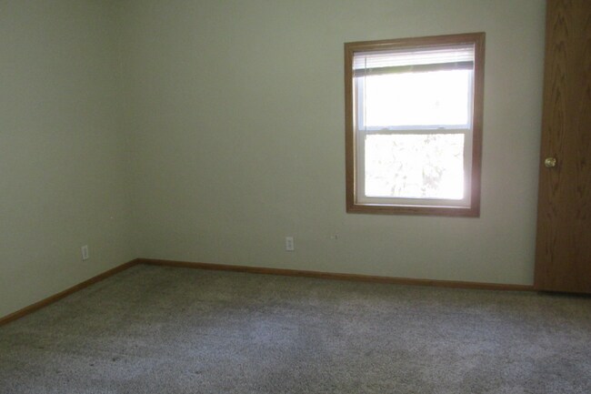 Building Photo - 404 Wood St N