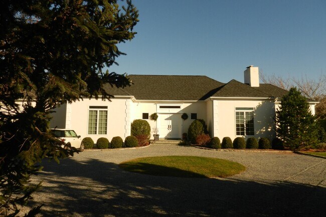 Building Photo - 272 Downs Path