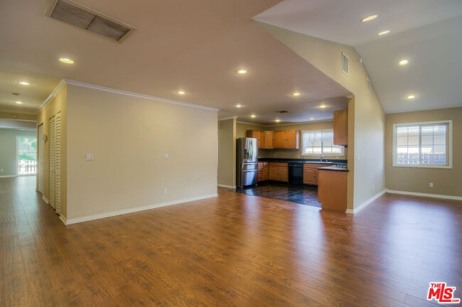 Building Photo - 5415 Fallbrook Ave