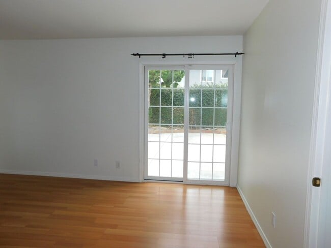 Building Photo - Beautiful single story 3 bedroom, 2 bathro...