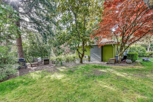 Building Photo - Downtown Bainrbidge Rental -  1/2 Off June...