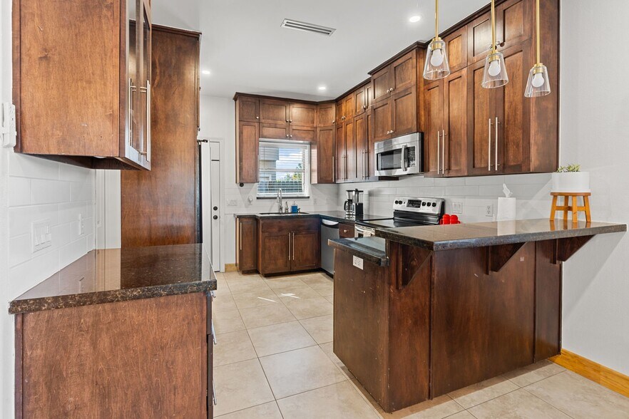 Building Photo - 3002 S L Ln