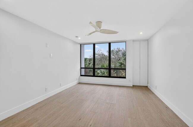 Building Photo - 7835 Lakeside Blvd