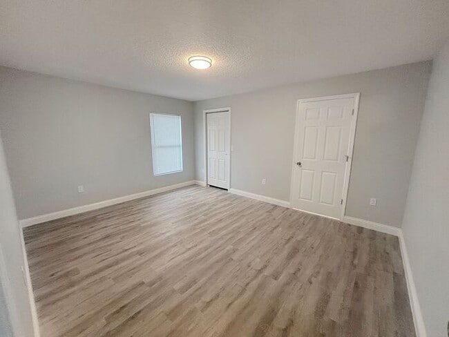 Building Photo - Lovely 3-Bedroom Home in the Heart of Midw...