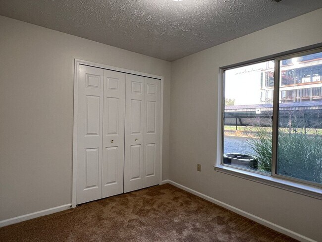 Building Photo - Downtown 2-Bdr 2-Bth Condo - First Floor -...