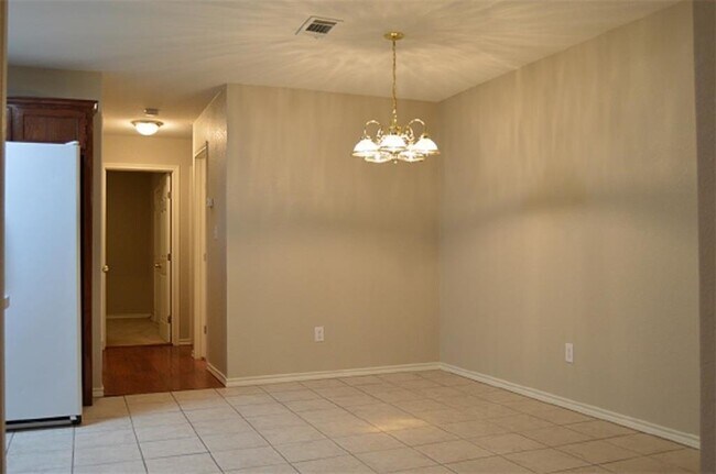 Building Photo - Cozy Home close to Downtown nestled in Sansom Park - Winter Special