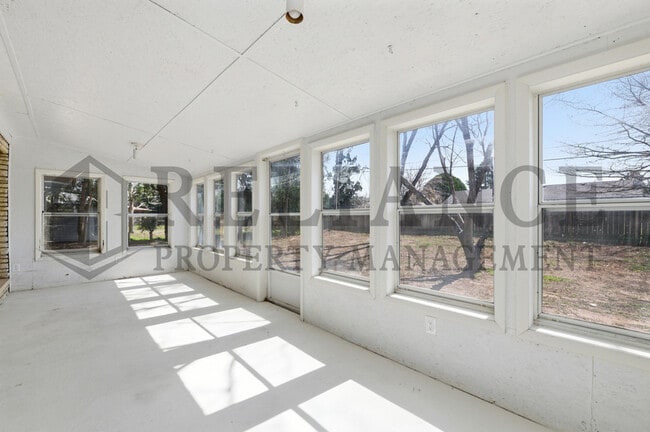 Building Photo - 2541 W Benjamin Dr