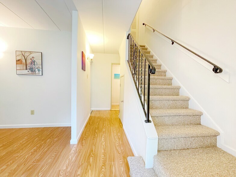 Building Photo - 206 Village Walk
