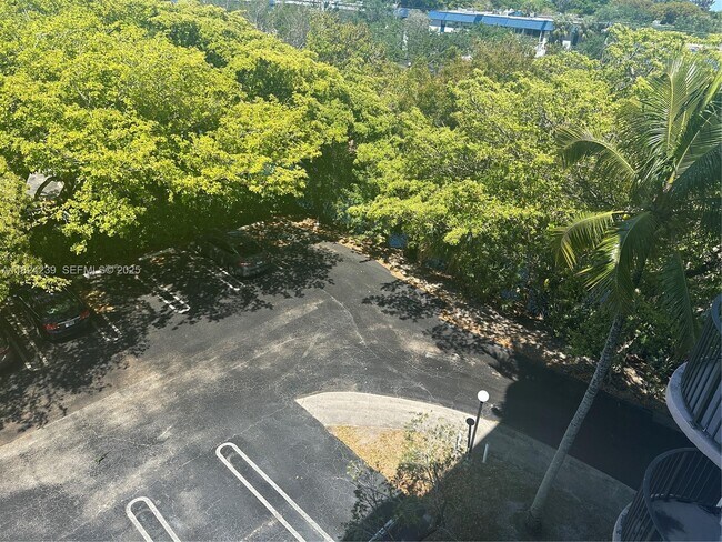 Building Photo - 2771 Riverside Dr