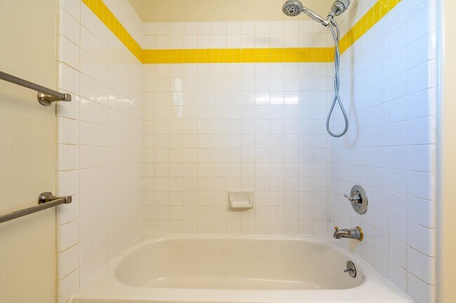 Building Photo - ***Exceptional 3BR/2.5BA Residence in Prime *** San Leandro Location