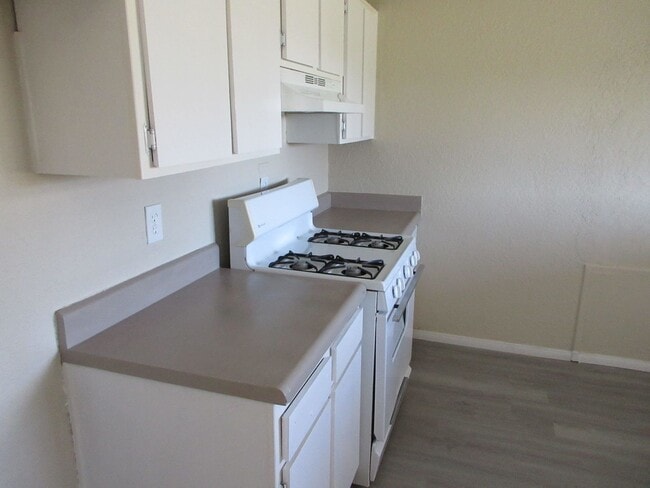 Building Photo - Newly updated 3bd 1 ba. New flooring