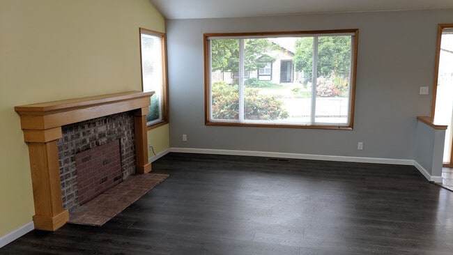 Building Photo - Great 3-Bedroom, 2-Bath Single Story Home ...