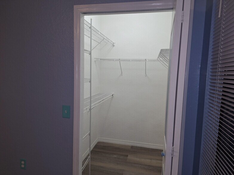Walking closet - 6137 Metrowest Blvd