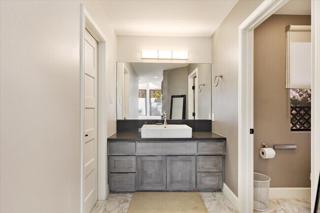 Building Photo - 201 Vanderpool Ln