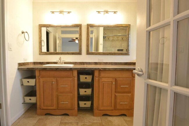 Building Photo - 815 7th St