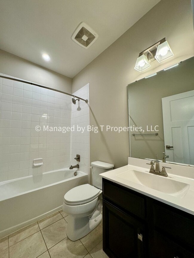 Building Photo - Walk to Largo Metro!