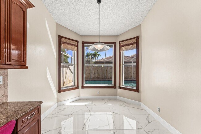 Building Photo - 5872 NW 73rd Ct