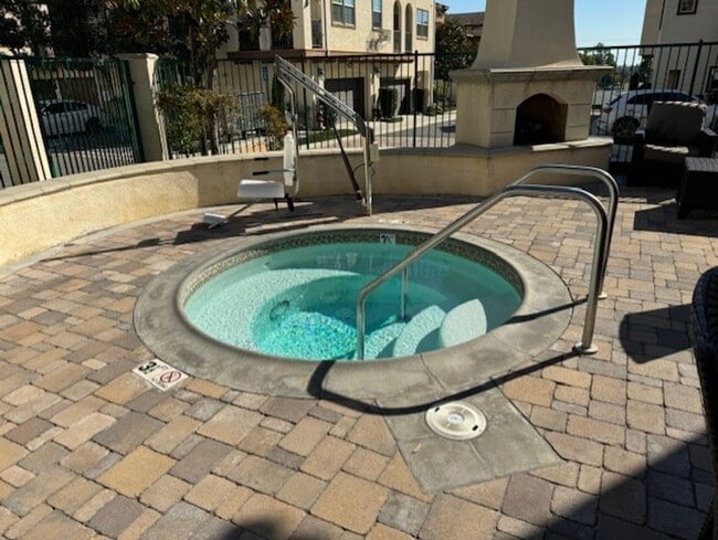 Building Photo - Stunning 2 bed 2.5 bath Solar Powered Town...