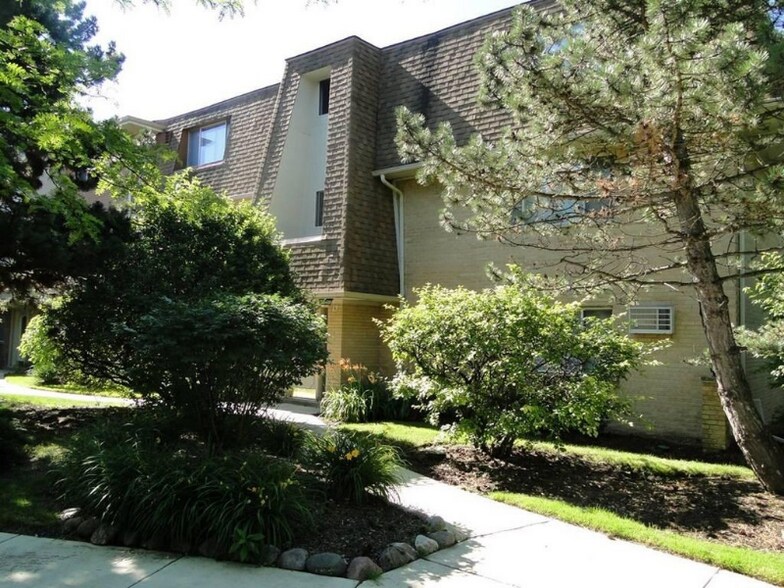 Building Photo - 27 S Roselle Rd