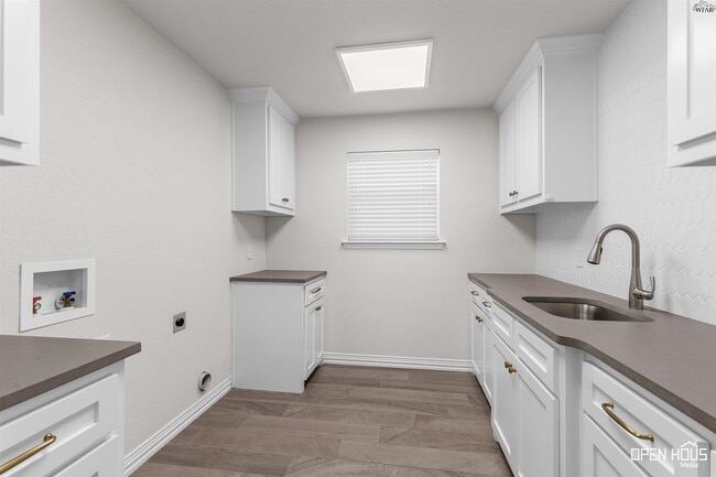 Building Photo - 5682 Blackstone Dr