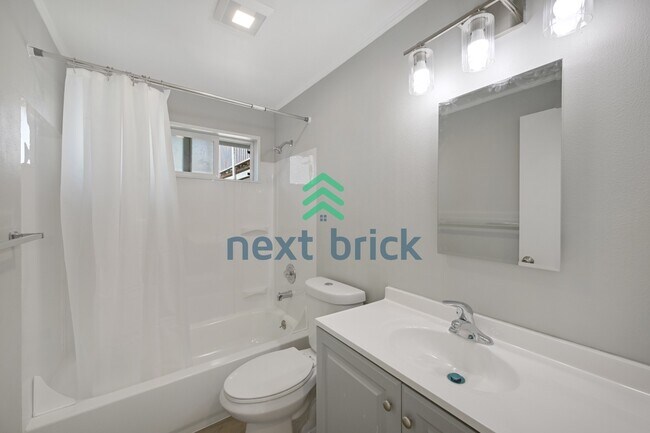 Building Photo - Welcome to this beautifully updated 2-bedroom, 1-bath apartment located in the heart of Queen Anne