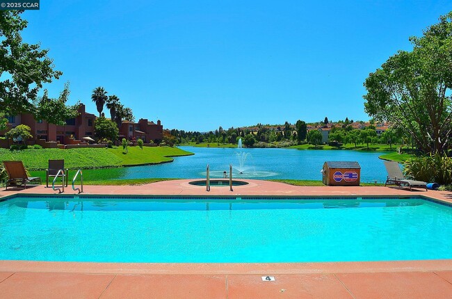 Building Photo - 6198 Lakeview Cir