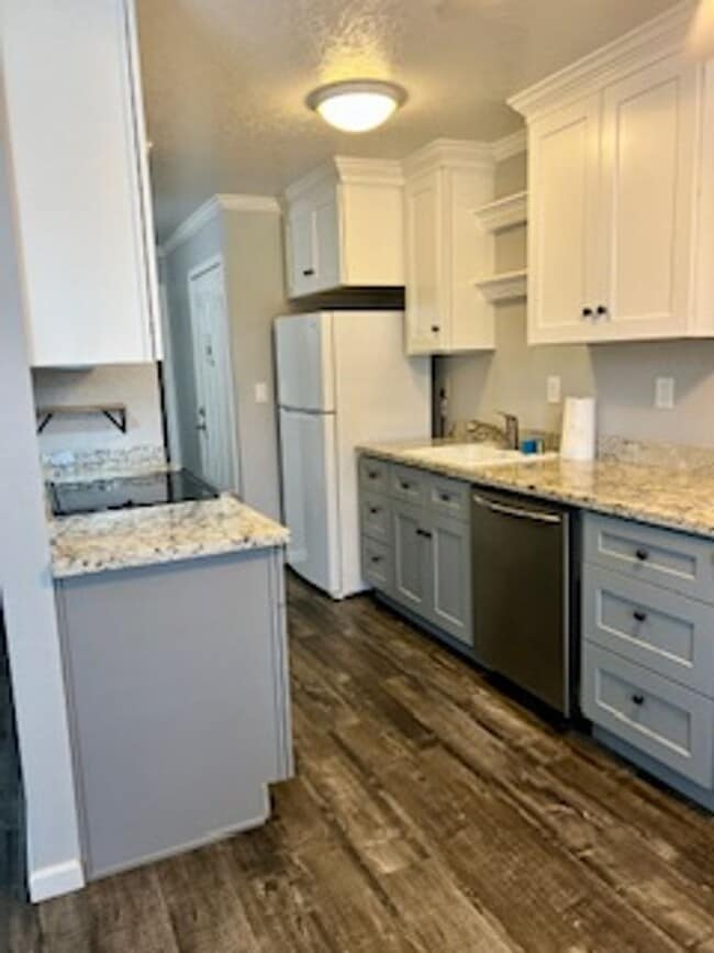 Building Photo - Charming 1-Bedroom Condo in a Serene Neigh...