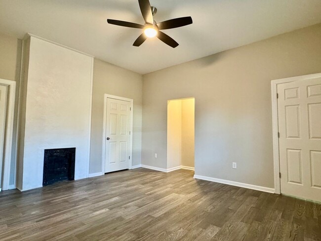 Building Photo - 218 College St