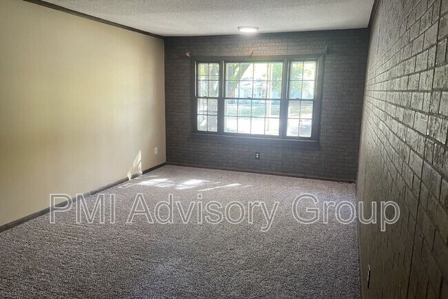 Building Photo - 2213 SE Davies St