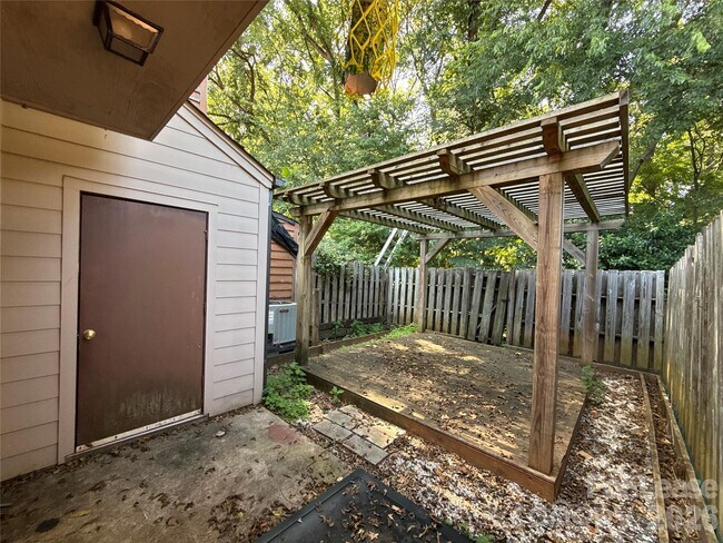 Building Photo - 2325 Brookview Ct