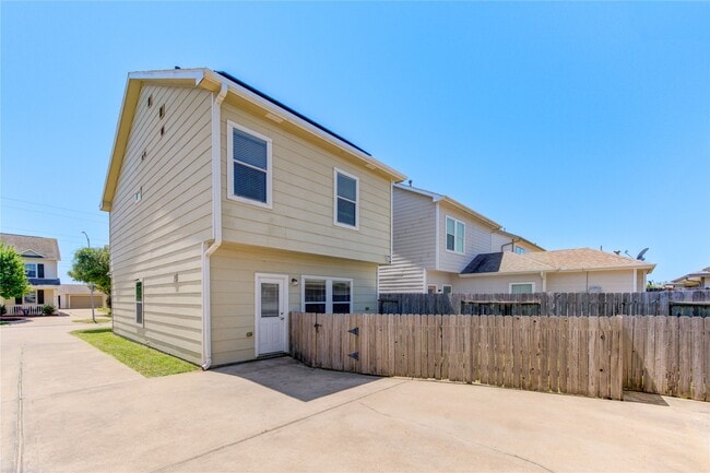 Building Photo - 16726 Mammoth Springs Dr