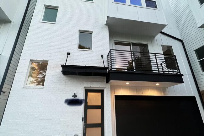 Building Photo - 2304 Live Oak St