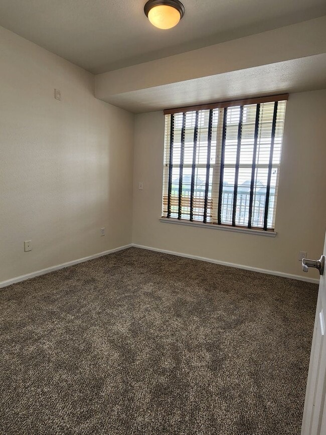 Building Photo - 3rd floor condo close to Cherry Creek Reservoir and DTC!
