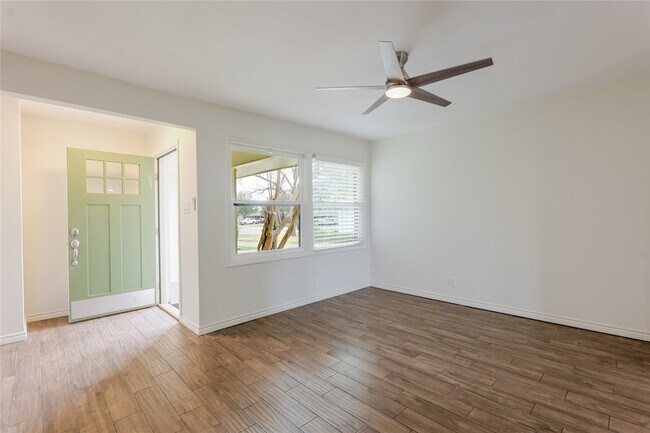 Building Photo - 11839 High Meadow Dr
