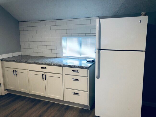 Building Photo - 2416 W 10th St