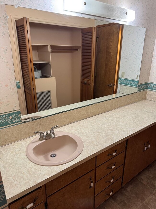 Building Photo - Updated 2 bedroom 1 bathroom house in Eugene!