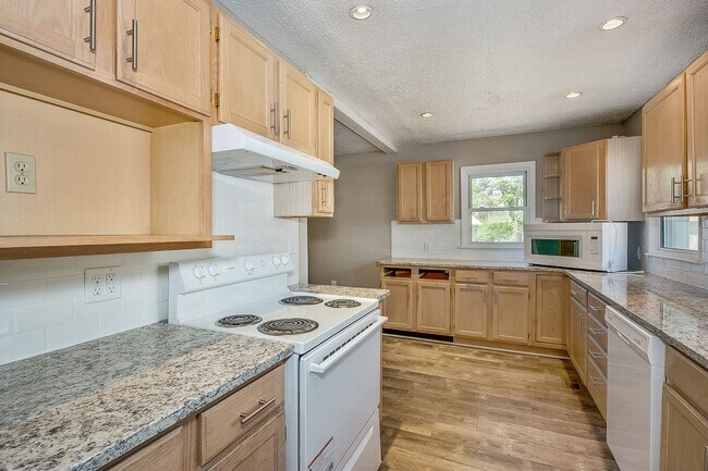 Building Photo - 545 Riverview Ave