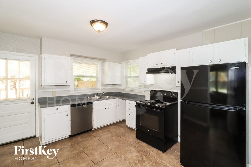 Building Photo - 1094 E Shelby Dr