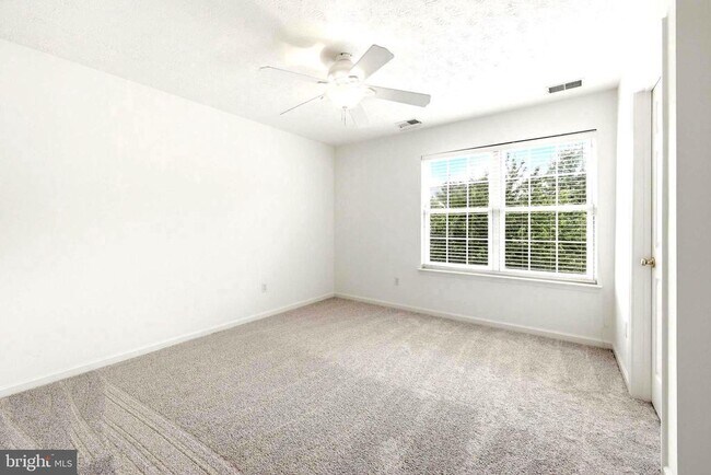 Building Photo - 2068 Stoneleigh Dr