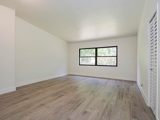 Building Photo - 734 5th Pl SW