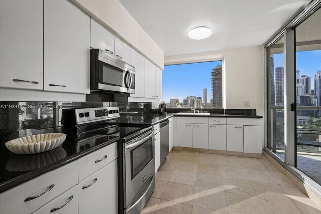 Building Photo - 1541 Brickell Ave