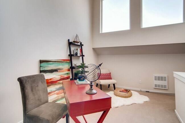 Building Photo - 2 Bedroom Loft Style Townhome Near Microsoft!