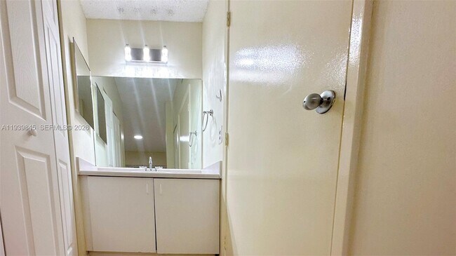 Building Photo - 6928 SW 39th St