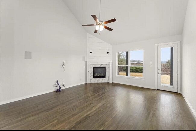 Building Photo - 204 Carmen Oak Ln