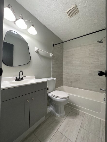 Building Photo - 3828 Longton Dr