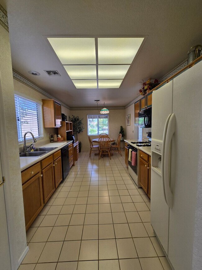 Building Photo - Fully Furnished single story 2 bed 2 bath ...